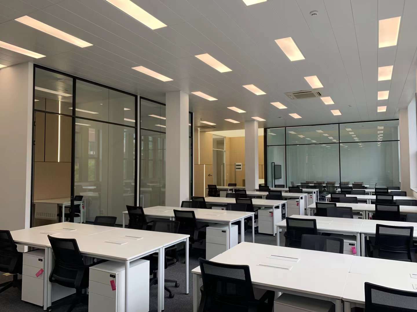 陆家嘴软件园出租496平精装修办公室户型方正24小时空调